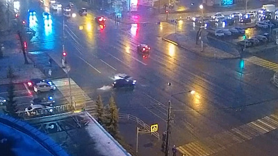 Две «легковушки» не смогли разъехаться на перекрестке в Челябинске