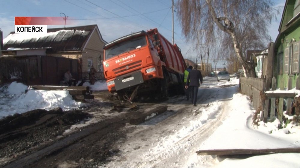 Мусоровоз провалился в яму