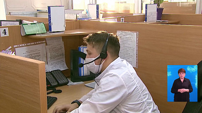 Студенты-медики помогают врачам