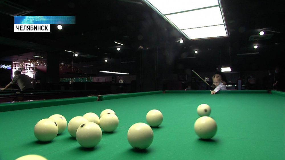 7-летняя девочка обыгрывает взрослых в бильярд