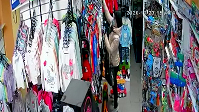 Женщина украла игрущку из магазина