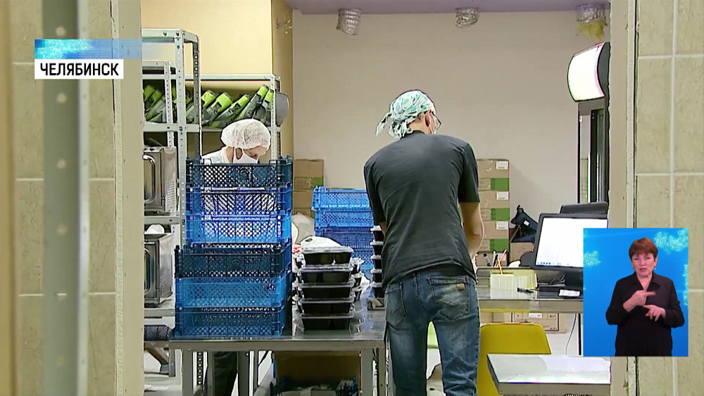 Медикам и полицейским доставляют питание