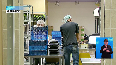 Медикам и полицейским доставляют питание