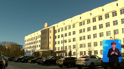 Пострадавшую от дерева перевели в обычную палату