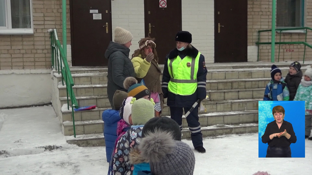 Автоинспекторы из Златоуста объясняют правила дорожного движения детям