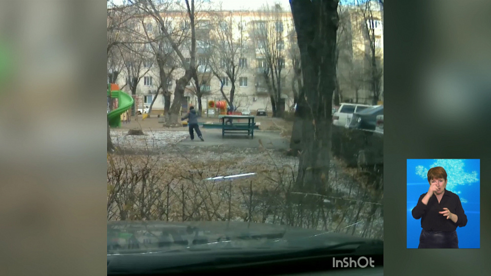 Дети кидаются камнями по машинам