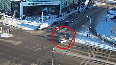 Такси и кроссовер столкнулись на перекрёстке: видео ДТП