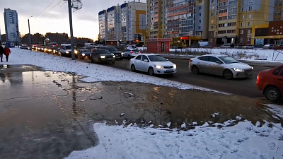 На улице Бейвеля произошёл коммунальный потоп: видео с места происшествия