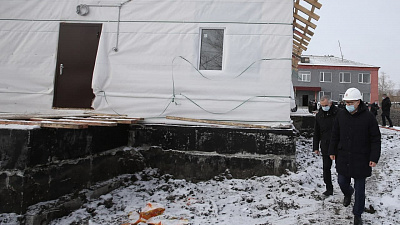 Алексей Текслер отчитал подрядчика за задержку со строительством ФАПа