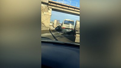 Авария с автобусом создала большую пробку на Меридиане: видео очевидца