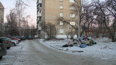 Огромная гора мусора появилась во дворе машгородка