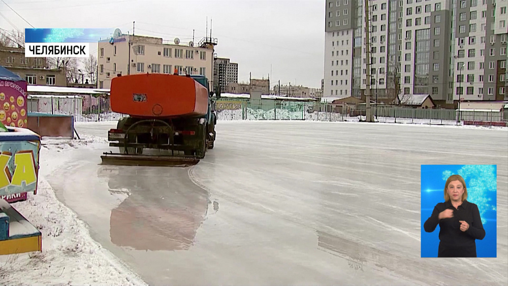 В парке Пушкина заканчивают заливку катка