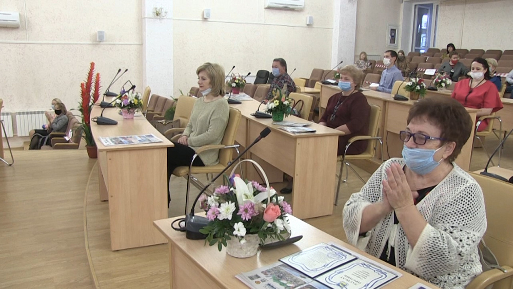 Работников социальной сферы наградили премией Собрания Депутатов Миасса