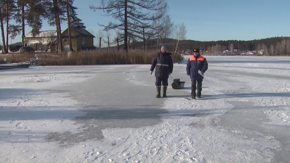 Жители Миасса рискуя жизнями выходят на лед