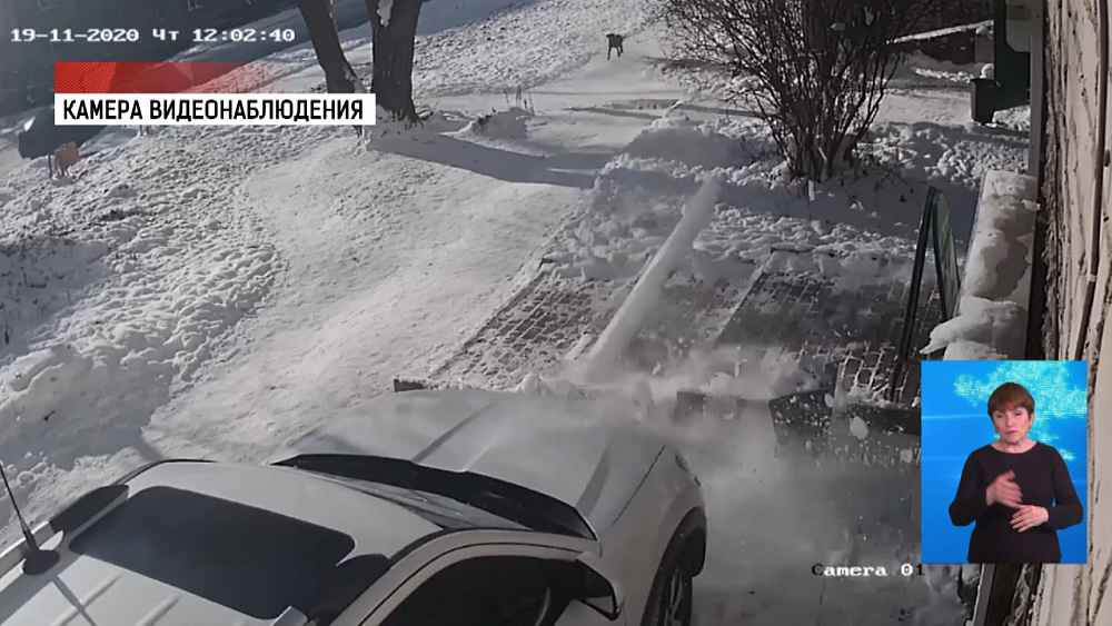 Глыба льда упала на внедорожник