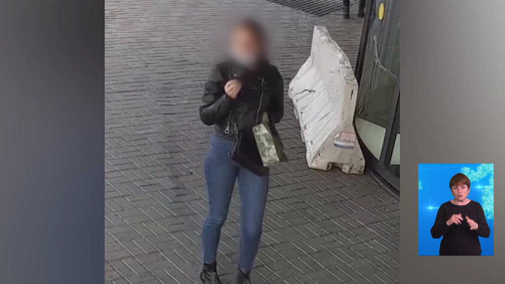 Девушка украла духи