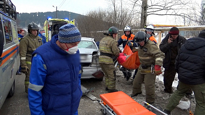 Сломанный автокран стал причиной аварии в Златоусте: видео с места происшествия
