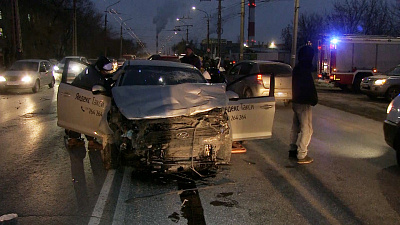Через двойную сплошную прямиком в больницу: видео ДТП в Миассе