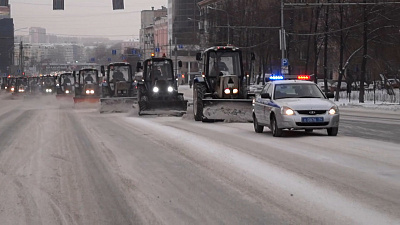 Парад снегоуборочных тракторов попал на видео