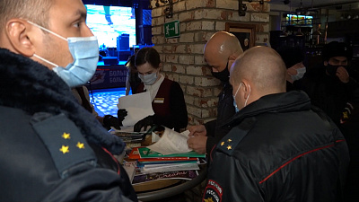 Полицейские проверяют ночные заведения