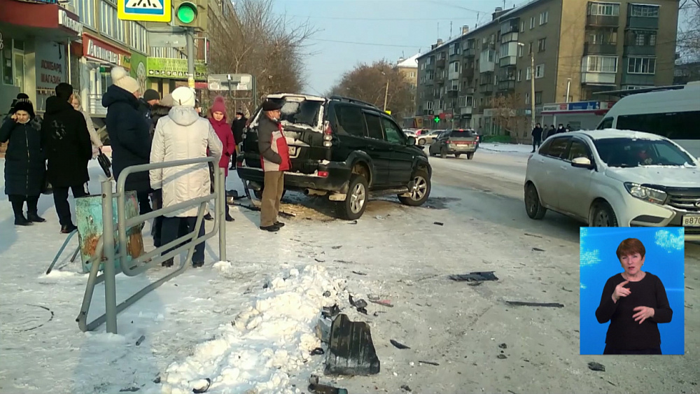 Легковушка влетела в толпу людей