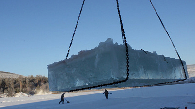 В Сатке заготовка льда для сказочного городка попала на видео