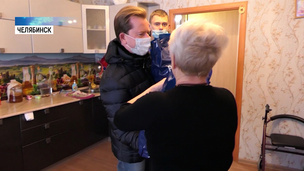 Волонтёры вручили подарки детям-инвалидам