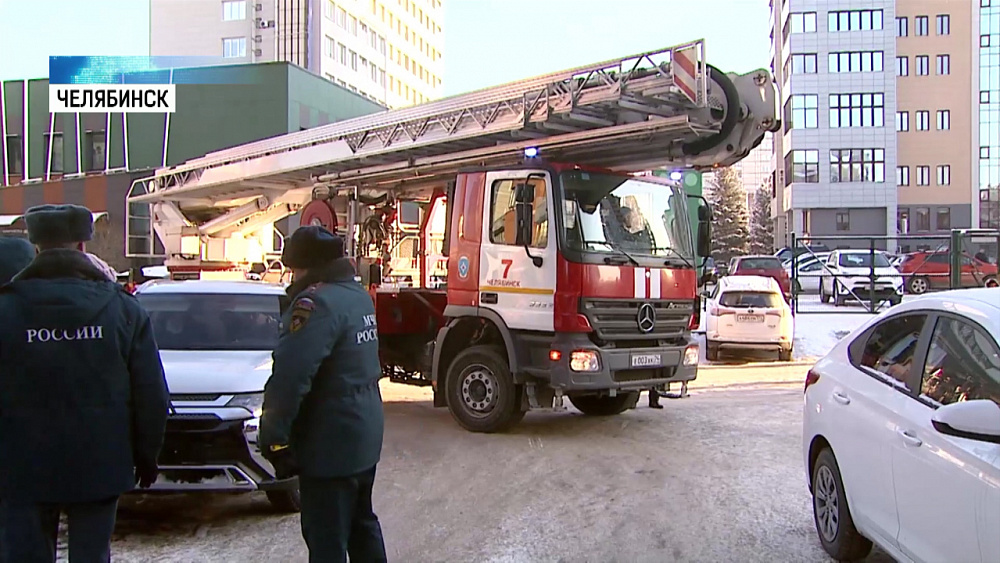 Пожарные пытались припарковаться во дворах