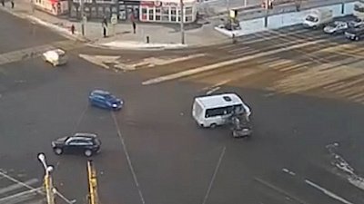 «Лексус» протаранил маршрутное такси: видео с камеры наблюдения 