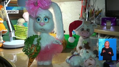 Жительница Златоуста вяжет игрушки