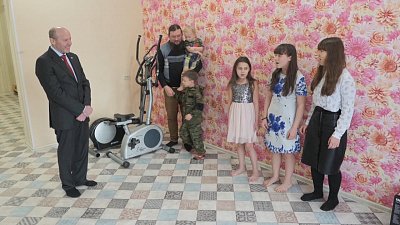 Олег Колесников дарит подарки детям