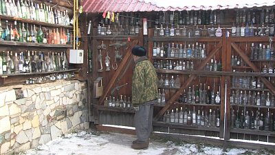 Житель Сыростана сделал мини-музей у себя во дворе