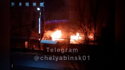 Видео ночного пожара: кафе-шашлычная горит открытым пламенем