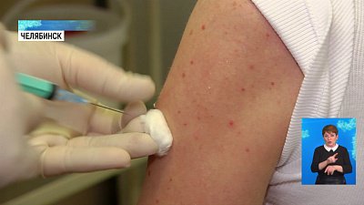 Врачей, учителей и полицейских вакцинируют