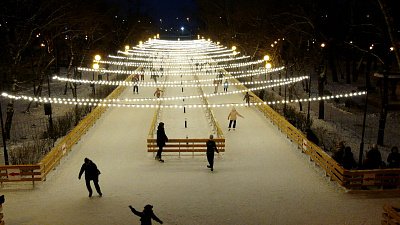 Новогодняя атмосфера в парке имени Терешковой попала на видео