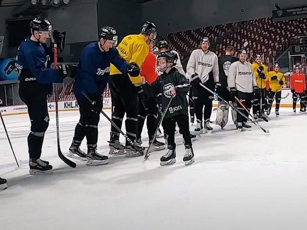 Тренировки челябинск. Хоккейная команда ЧТПЗ. Сельхозвузовец Челябинск хоккейная команда. Хоккей Магнитогорск юноши. Хоккеист на темной арене.