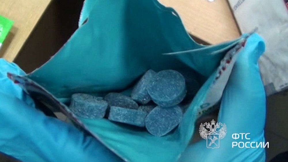 Мужчина получил конфеты с наркотиками