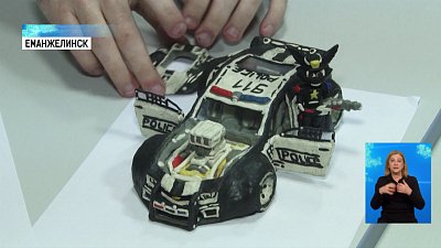 Школьник с ОВЗ лепит из пластилина копии машин