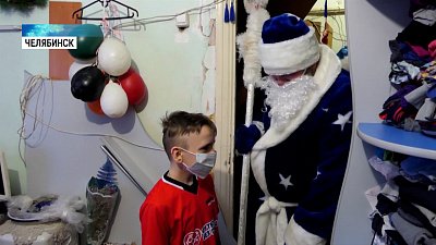 Дед Мороз поздравляет детей с инвалидностью