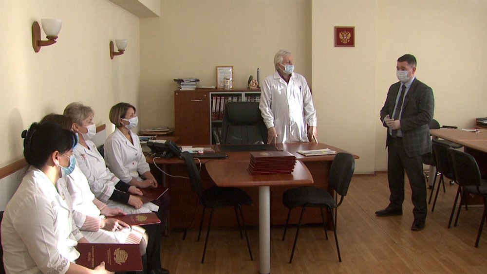 Врачам вручают благодарственные письма