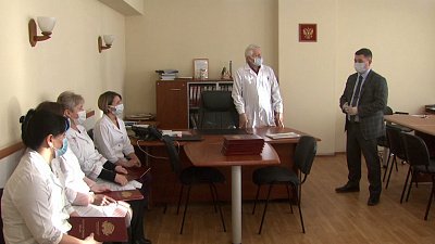 Врачам вручают благодарственные письма