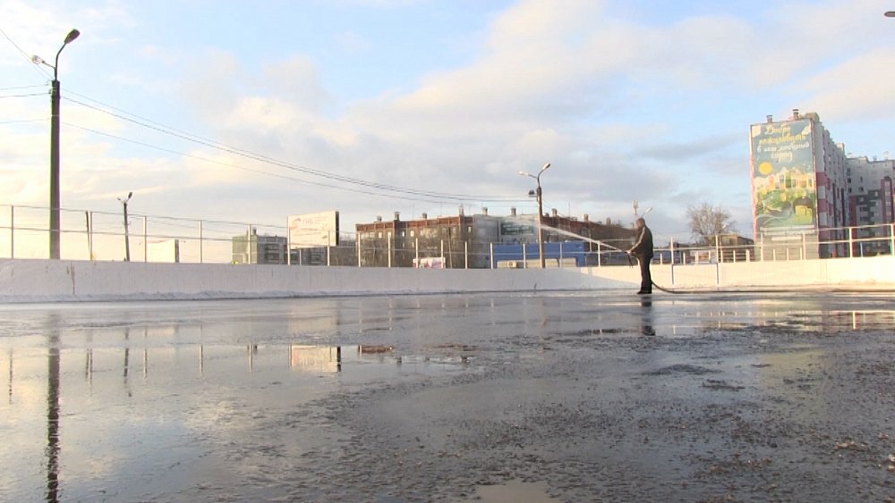 В Миассе полным ходом идет заливка катков