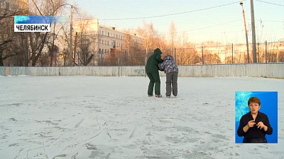 Уличный каток напоминает болото с бурьяном