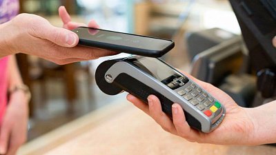 Челябинцы совершают 25% платежей с помощью смартфонов