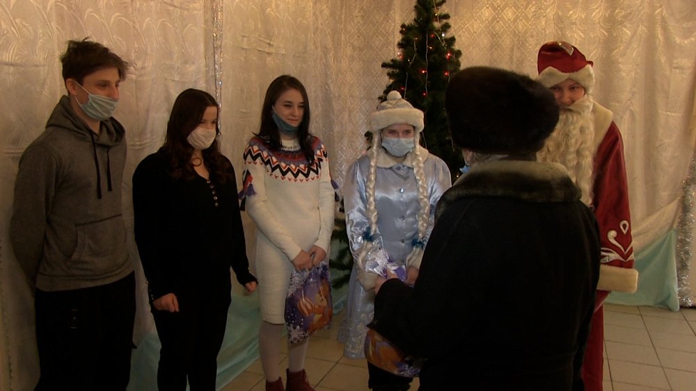 Волонтеры раздают сладкие подарки пенсионерам