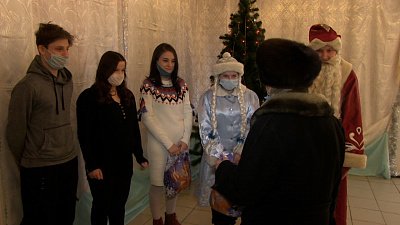 Волонтеры раздают сладкие подарки пенсионерам