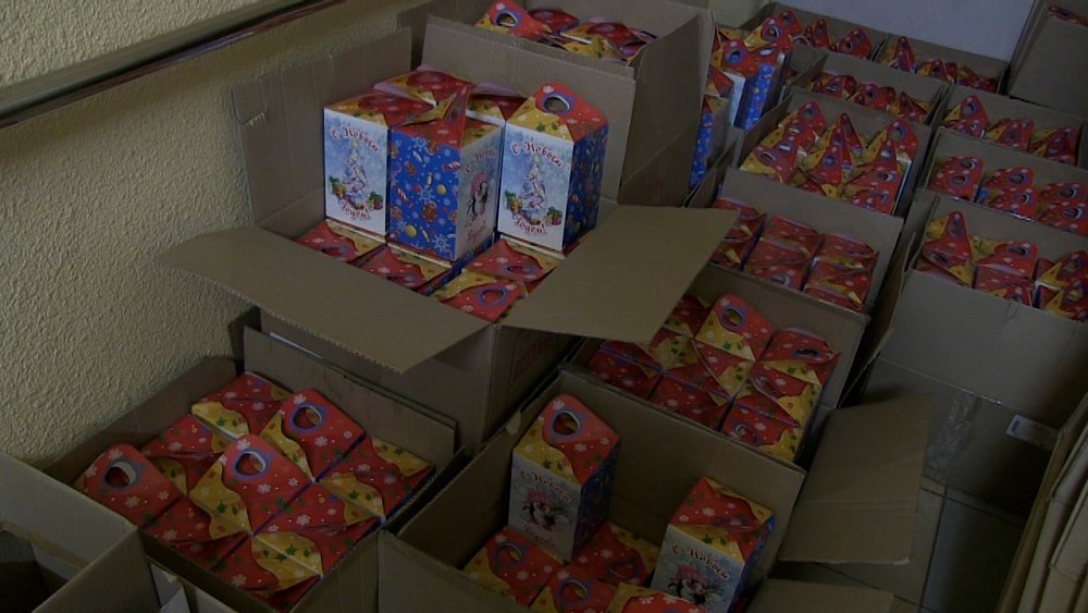 В Миассе начинают выдавать сладкие подарки детям