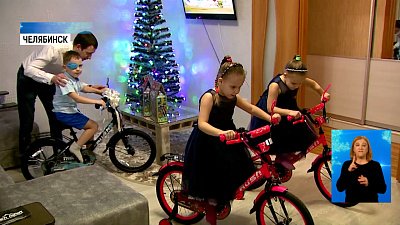Ирина Текслер подарила три велосипеда семье