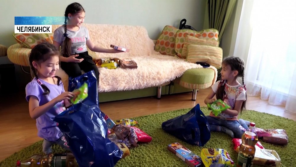 Дети медиков получают подарки