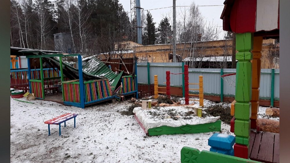 Сосна упала на участок в детском саду
